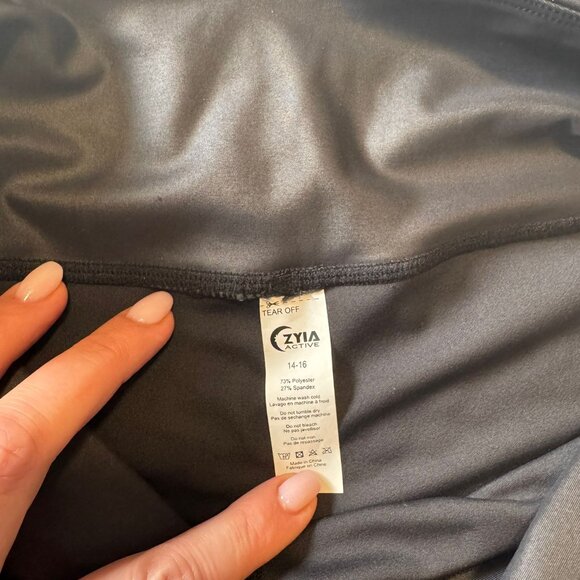 LIKE NEW Zyia Metallic Leggings size 14/16 - Picture 5 of 5
